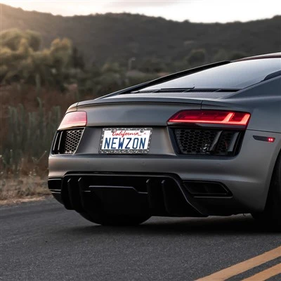 Attraktiver Nummernschildrahmen mit amerikanischer Flagge